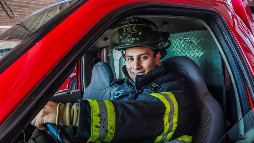 Bombero de León cumple seis años de servicio y capacitación constante