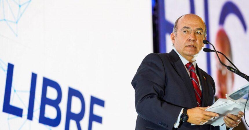 Calderón sostiene que México volvió a la “dictadura perfecta”
