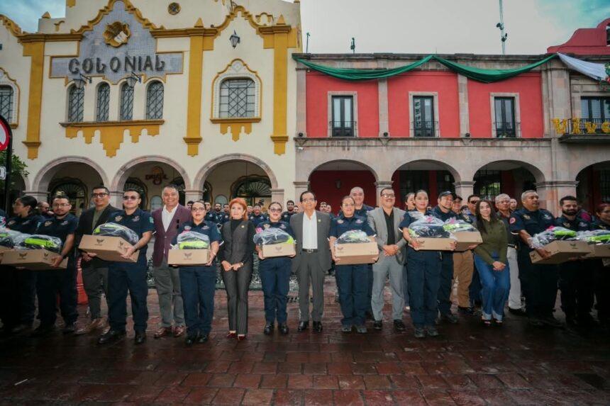 Celaya entrega uniformes a 327 elementos de Protección Civil y Bomberos