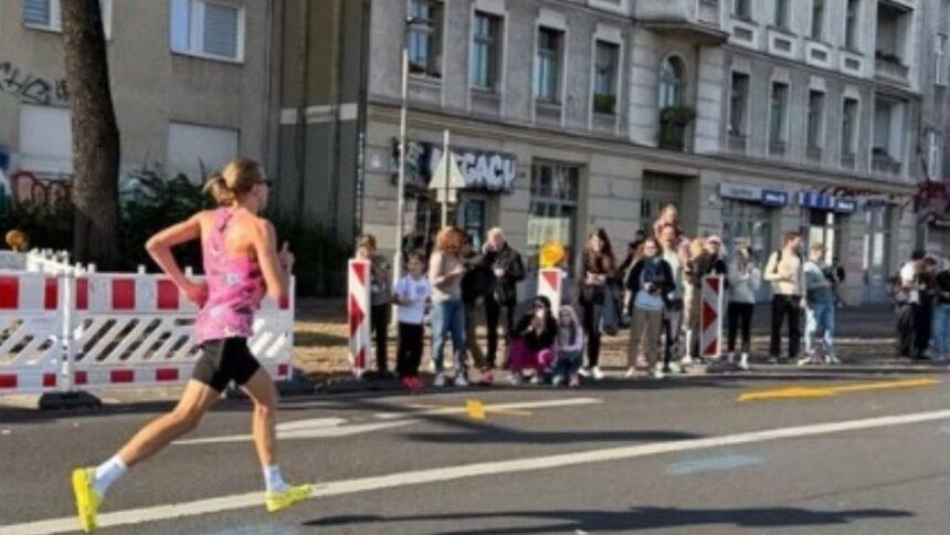 'Chanclas voladoras': atleta impone récord en crocs durante Maratón de Berlín