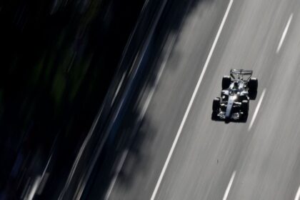 Checo Pérez, decimoquinto en Azerbaiyán; Russell vence a Verstappen al final