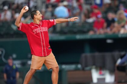 'Chicharito' Hernández abre duelo Blue Jays-Rangers con primera bola por Herencia Hispana