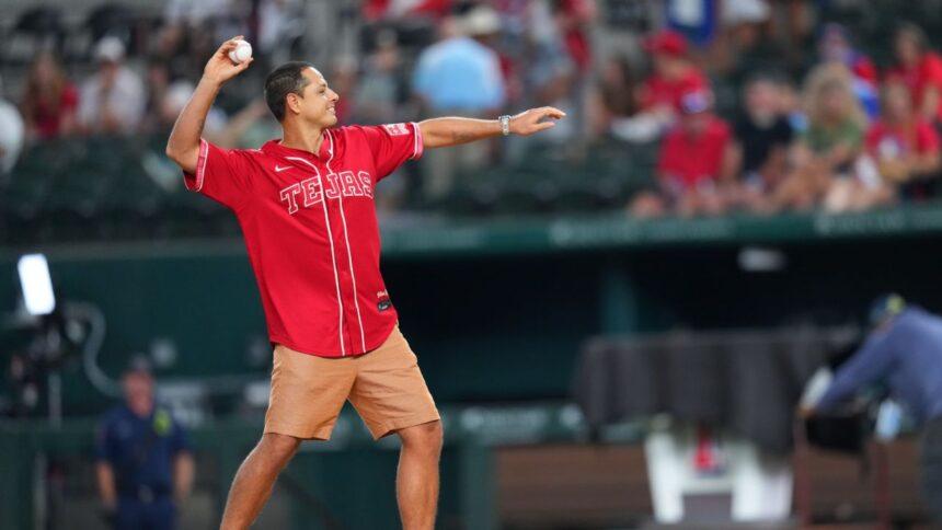 'Chicharito' Hernández abre duelo Blue Jays-Rangers con primera bola por Herencia Hispana