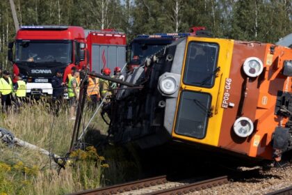 Choque de tren y camión en Polonia deja un muerto, 20 heridos