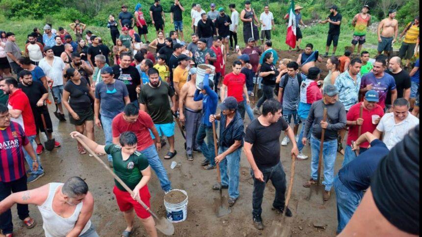 Ciudadanos buscan reabrir vialidad cerrada por obra inconclusa en Manzanillo