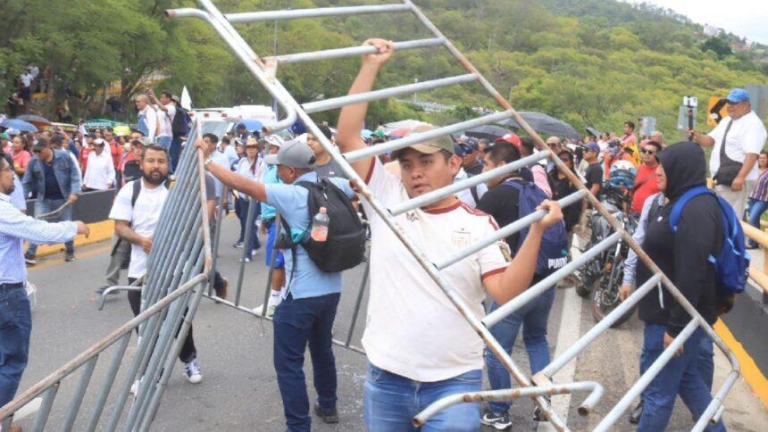 CNTE acusa al Gobierno de Oaxaca de confrontarla con grupos de choque
