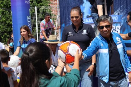 CODE entrega balones de fútbol en Pénjamo