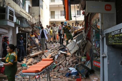 Colapsa edificio en Nueva Delhi; mueren tres estudiantes y decenas quedan atrapadas