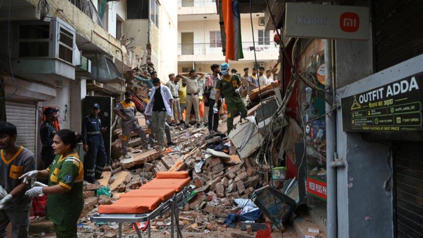 Colapsa edificio en Nueva Delhi; mueren tres estudiantes y decenas quedan atrapadas