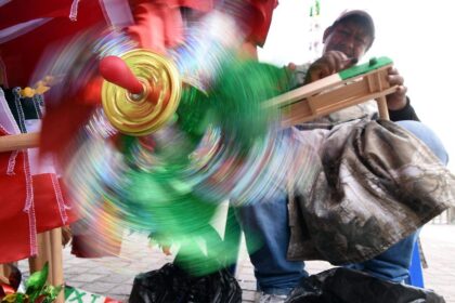 Comerciantes de Irapuato explican cómo identificar banderas hechas en México