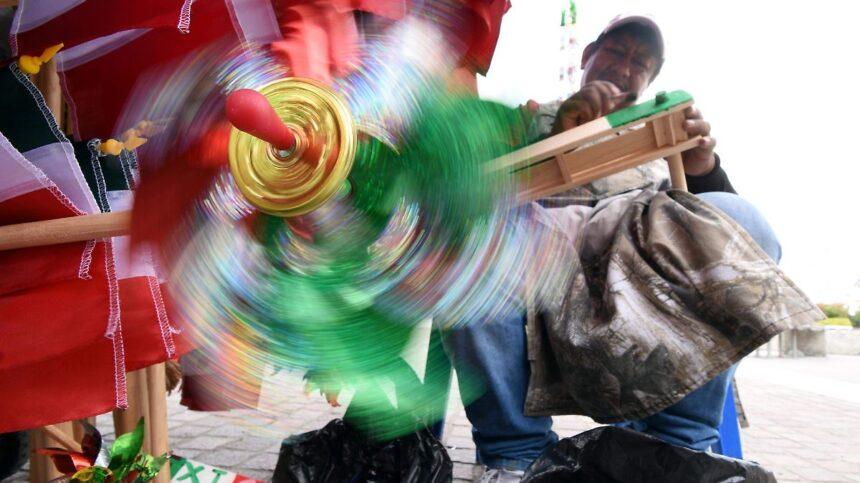Comerciantes de Irapuato explican cómo identificar banderas hechas en México