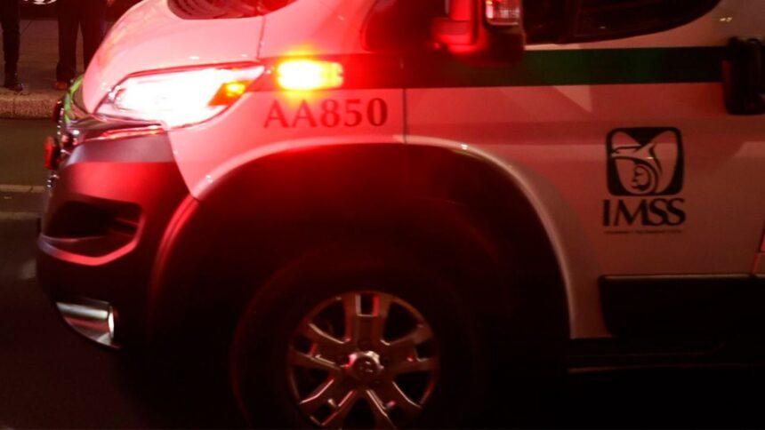 Conductor ebrio de ambulancia del IMSS causa choques y deja un lesionado
