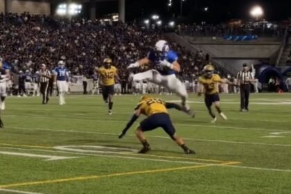 Corredor de Borregos Salvajes anota touchdown al estilo Saquon Barkley brincando rival