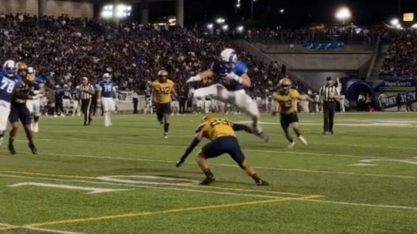 Corredor de Borregos Salvajes anota touchdown al estilo Saquon Barkley brincando rival