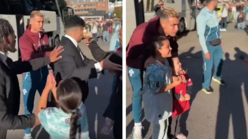 Cristiano Ronaldo rompe el protocolo y se fotografía con dos niñas