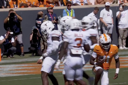 Defensivo simula orinar tras capturar al QB; su equipo recibe 15 yardas