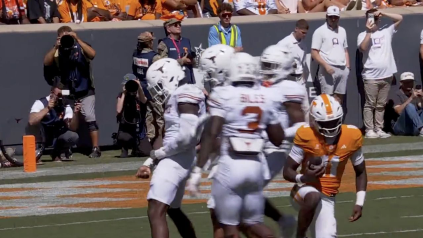 Defensivo simula orinar tras capturar al QB; su equipo recibe 15 yardas