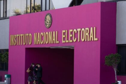 Despiden a trabajadora del INE tras denunciar acoso; FGR ordena a abogada retirar publicaciones