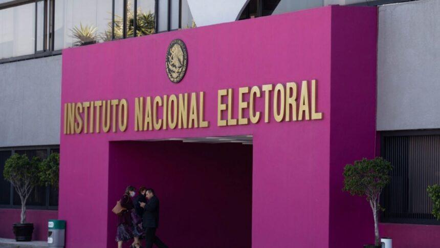 Despiden a trabajadora del INE tras denunciar acoso; FGR ordena a abogada retirar publicaciones