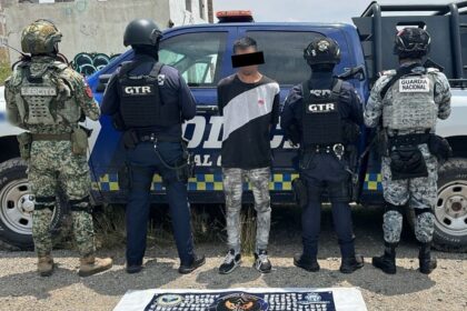 Detienen a persona armada y aseguran más de 300 dosis en León