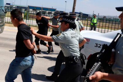 Detienen siete sujetos, liberan tres víctimas y resultan lesionados agentes en Sonora
