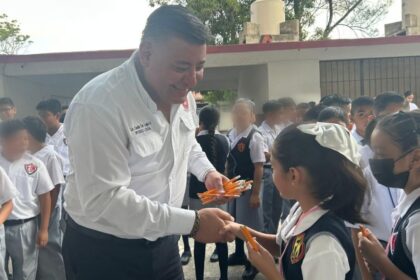 diputado de morena presume entregar lapices a alumnos de primaria Diputado de Morena presume entregar lápices a alumnos de primaria en Tamaulipas