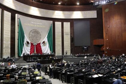 Diputados oficialistas avalan prohibir doble nacionalidad a candidatos presidenciales y estatales