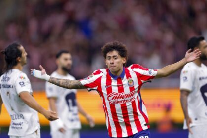 Doblete de Santiago Sandoval guía goleada de Chivas sobre Pumas y liderato