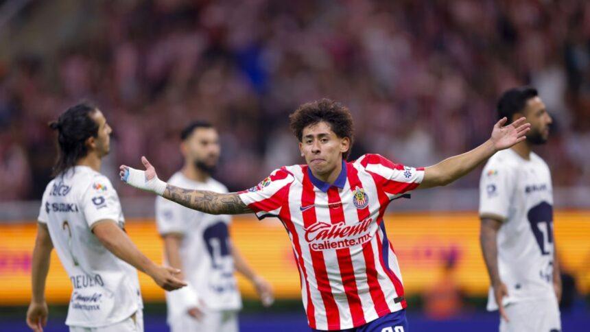 Doblete de Santiago Sandoval guía goleada de Chivas sobre Pumas y liderato