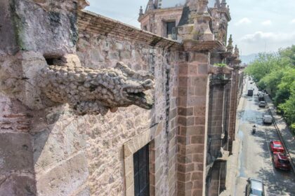 Dragones y caimanes vigilan Morelia desde lo alto de Las Rosas