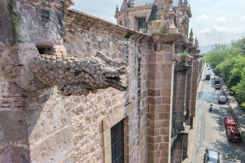 Dragones y caimanes vigilan Morelia desde lo alto de Las Rosas