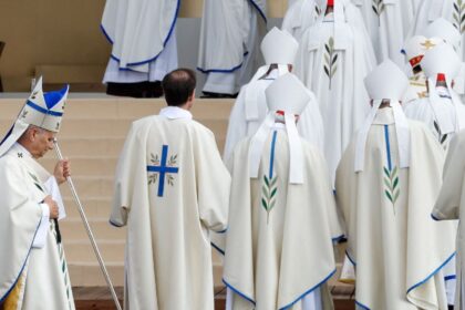El papa León XIV oficia misa ante 700 mil fieles en París