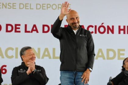en ceremonia oscar conejo perez salva a nino alcanzado por En ceremonia, Óscar 'Conejo' Pérez salva a niño alcanzado por el fuego