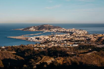 España autoriza carpas para más de mil migrantes que permanecen en Ceuta
