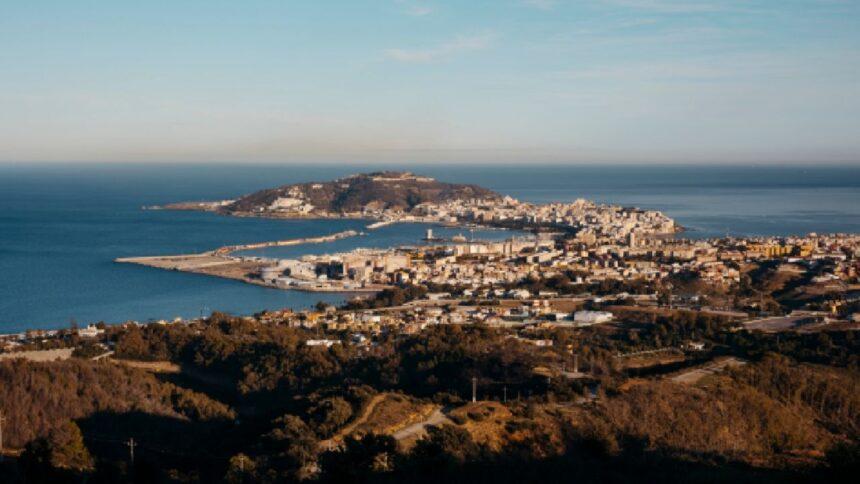 España autoriza carpas para más de mil migrantes que permanecen en Ceuta