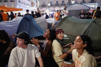 Españoles acampan en Madrid contra la crisis de vivienda