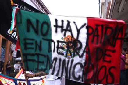 Estudiantes de la UAEM irrumpen desfile y exigen justicia por feminicidios