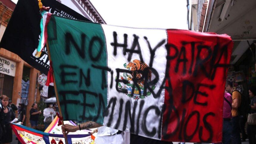 Estudiantes de la UAEM irrumpen desfile y exigen justicia por feminicidios
