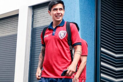 Exhiben a futbolista mexicano por insistir en entrar a grupo de apostadores