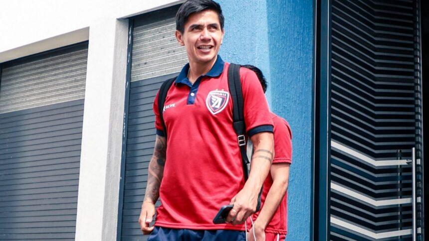 Exhiben a futbolista mexicano por insistir en entrar a grupo de apostadores
