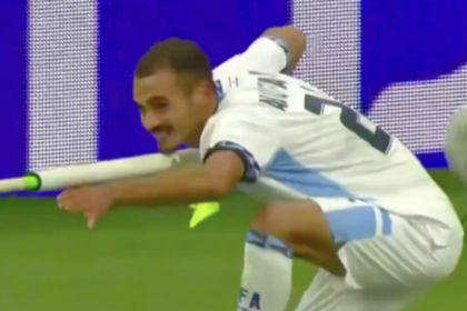Expulsan a israelí por celebrar un gol simulando disparar con el banderín