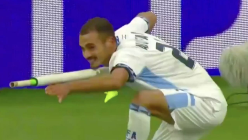 Expulsan a israelí por celebrar un gol simulando disparar con el banderín
