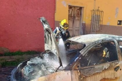 Falla mecánica provoca incendio vehicular en la calle Umarán; rescatan y sofocan el fuego