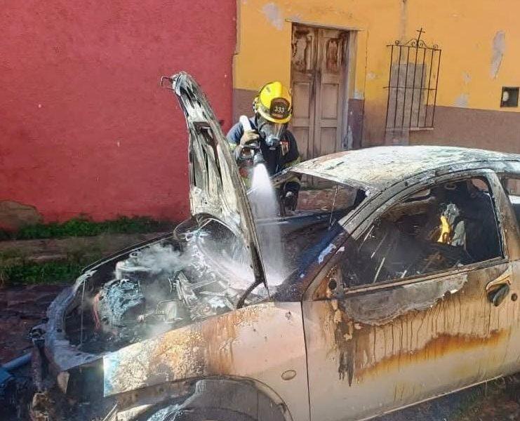 Falla mecánica provoca incendio vehicular en la calle Umarán; rescatan y sofocan el fuego