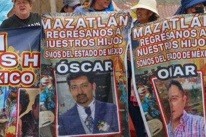 Familiares de turistas desaparecidos en Mazatlán bloquean caseta de cobro México-Toluca