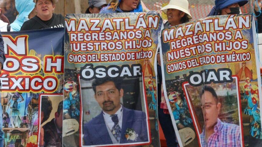 Familiares de turistas desaparecidos en Mazatlán bloquean caseta de cobro México-Toluca