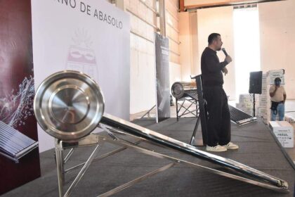 Familias de Abasolo reciben 582 calentadores solares de Job Gallardo Santellano