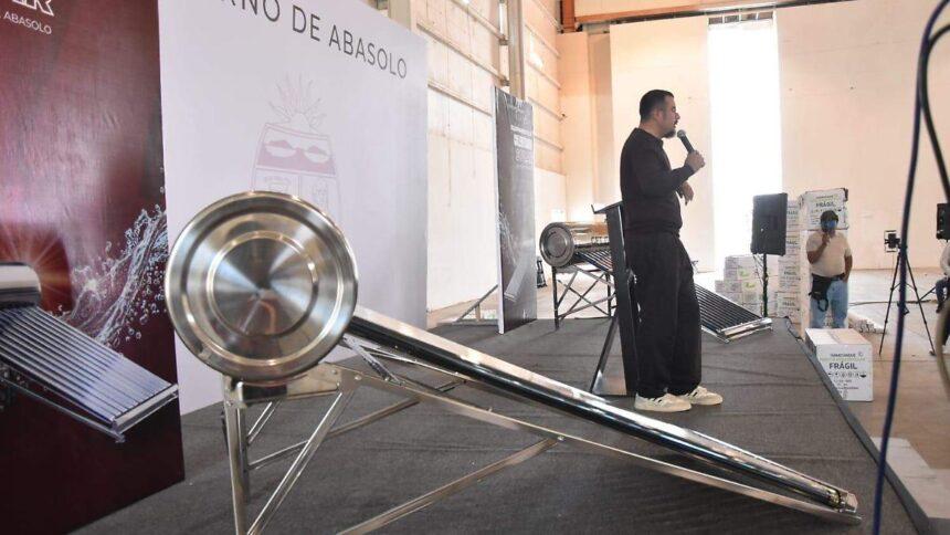 Familias de Abasolo reciben 582 calentadores solares de Job Gallardo Santellano