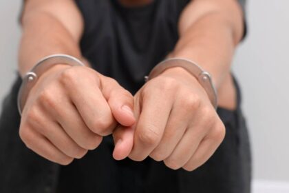 FBI alerta a Pakistán: detienen a menor por planear asesinato con IA