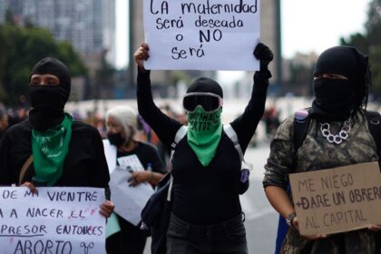 Feministas marchan en CDMX por aborto legal y advierten fragmentación del movimiento